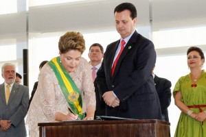 Dilma-dá-posse-a-Kassab-no-Min.-Cidades-1-e1420211489889